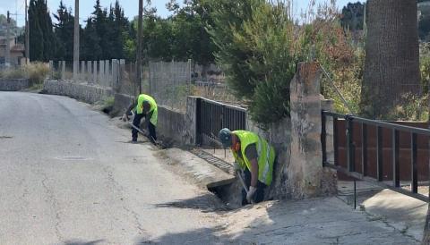 Joves d'Amadip Esment ajuden amb la neteja del poble